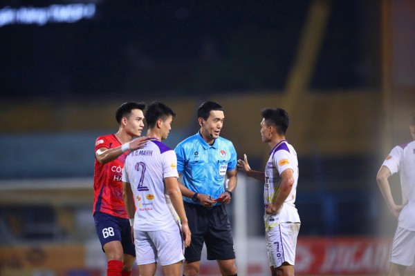 Hai trọng tài Hàn Quốc cực ‘xịn’ điều hành trận Ninh Bình đấu CLB CAHN: Đua vô địch quá 'nóng'