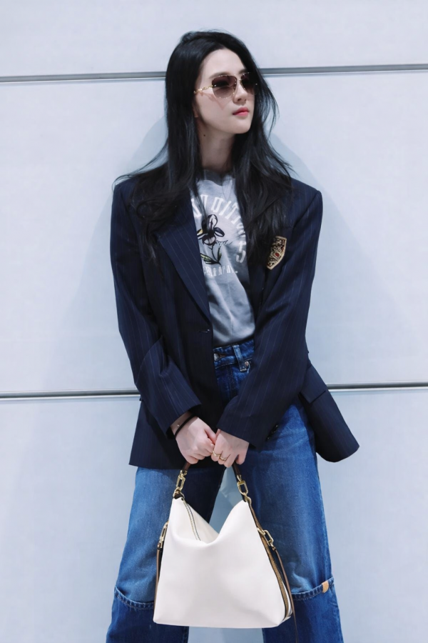Lưu Diệc Phi gợi ý cách phối blazer và quần jeans lửng trẻ trung, năng động cho mùa xuân Lưu Diệc Phi gợi ý cách phối blazer và quần jeans lửng trẻ trung, năng động cho mùa xuân