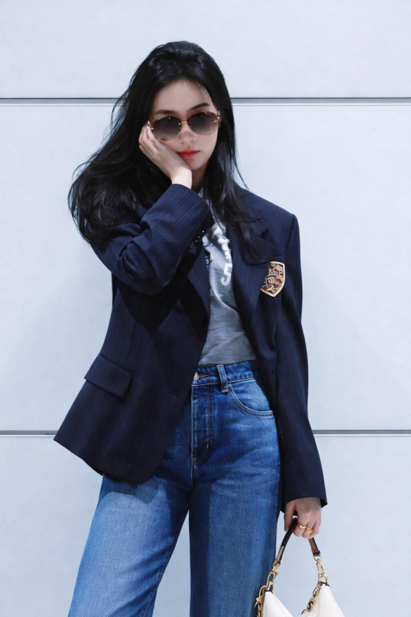 Lưu Diệc Phi gợi ý cách phối blazer và quần jeans lửng trẻ trung, năng động cho mùa xuân Lưu Diệc Phi gợi ý cách phối blazer và quần jeans lửng trẻ trung, năng động cho mùa xuân