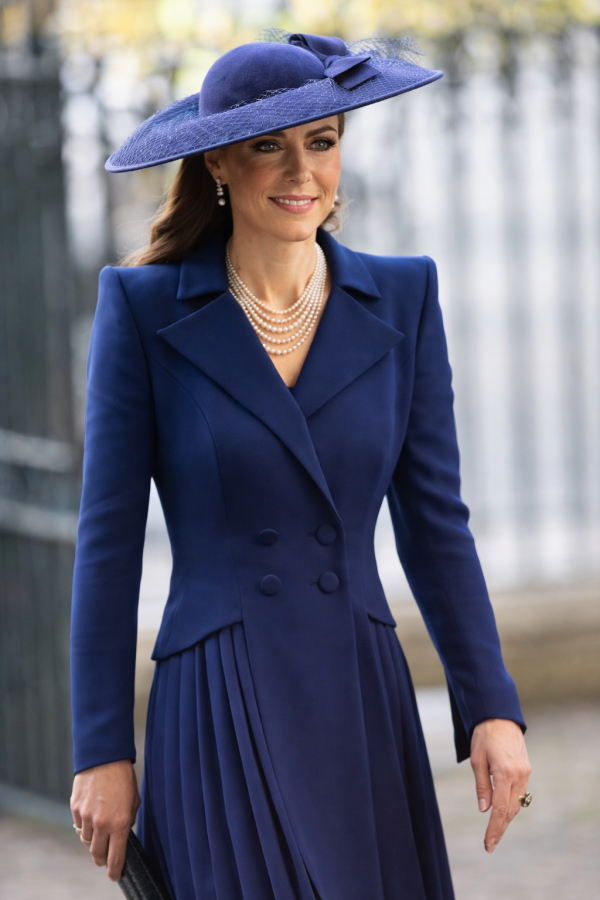 Công nương Kate Middleton thanh lịch trong sắc xanh tại lễ trọng đại nhất của hoàng gia