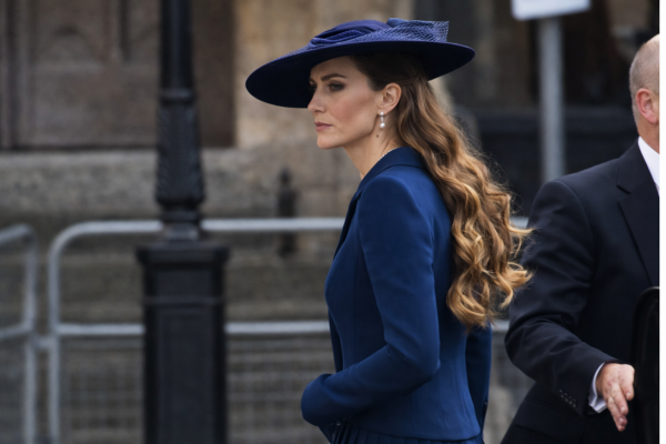 Công nương Kate Middleton thanh lịch trong sắc xanh tại lễ trọng đại nhất của hoàng gia