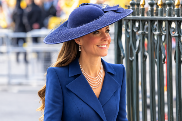 Công nương Kate Middleton thanh lịch trong sắc xanh tại lễ trọng đại nhất của hoàng gia