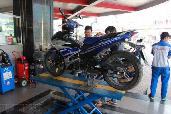 Bảo dưỡng, thay thế bộ phận nào để xe máy 'lợi' xăng?