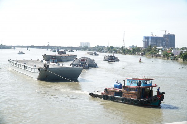 Tăng cường kiểm tra tàu thuyền qua lại khu vực cầu Ghềnh