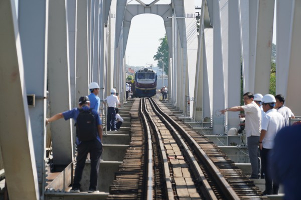 Tăng cường kiểm tra tàu thuyền qua lại khu vực cầu Ghềnh