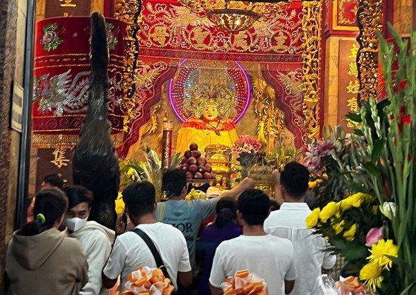 Gần 1,8 triệu lượt du khách đến vía Bà Chúa Xứ núi Sam Gần 1,8 triệu lượt du khách đến vía Bà Chúa Xứ núi Sam