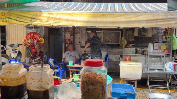 Cà phê vợt Ba Lù hơn 70 năm ở Chợ Lớn: Vì sao bỗng có thêm tiệm mới?