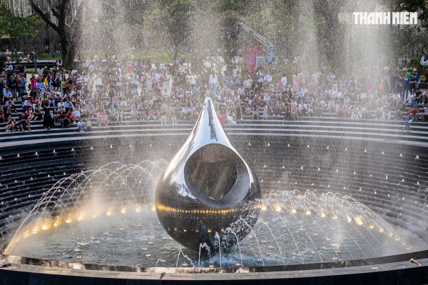 Đông đảo người dân TP.HCM đổ về công viên số 1 Lý Thái Tổ xem nhạc nước