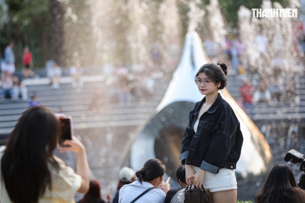 Đông đảo người dân TP.HCM đổ về công viên số 1 Lý Thái Tổ xem nhạc nước