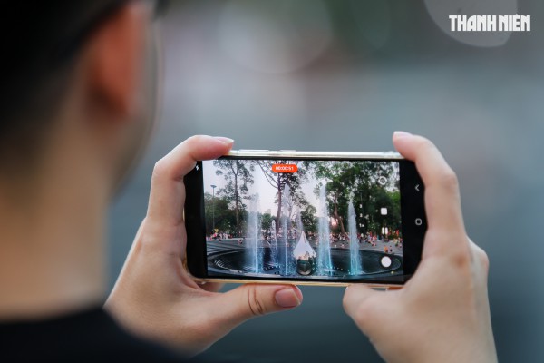 Đông đảo người dân TP.HCM đổ về công viên số 1 Lý Thái Tổ xem nhạc nước