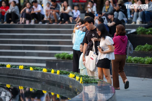 Đông đảo người dân TP.HCM đổ về công viên số 1 Lý Thái Tổ xem nhạc nước