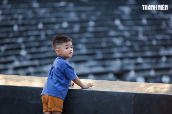 Đông đảo người dân TP.HCM đổ về công viên số 1 Lý Thái Tổ xem nhạc nước