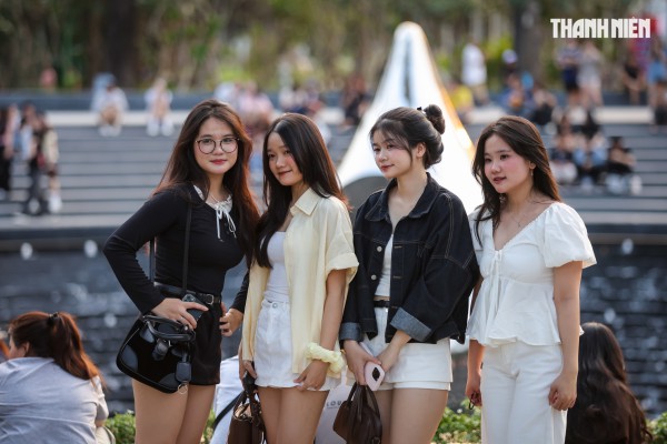 Đông đảo người dân TP.HCM đổ về công viên số 1 Lý Thái Tổ xem nhạc nước