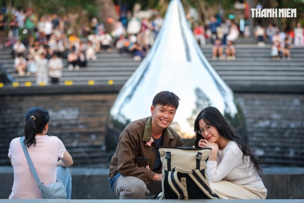 Đông đảo người dân TP.HCM đổ về công viên số 1 Lý Thái Tổ xem nhạc nước