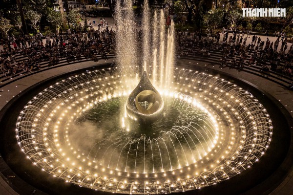Đông đảo người dân TP.HCM đổ về công viên số 1 Lý Thái Tổ xem nhạc nước