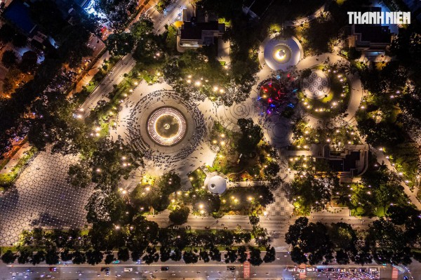 Đông đảo người dân TP.HCM đổ về công viên số 1 Lý Thái Tổ xem nhạc nước