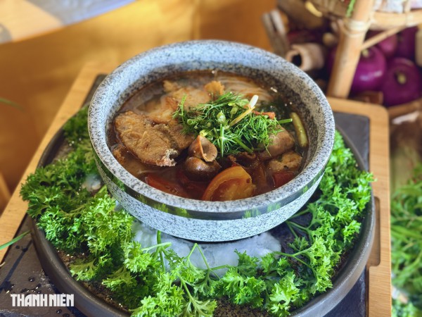 Bún quậy, bún cá cay vào khách sạn 5 sao TP.HCM: Món quê vẫn giữ vị quen