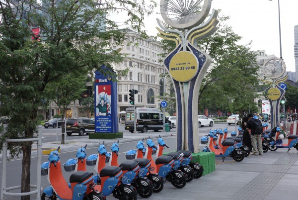 Người dân, du khách hào hứng trải nghiệm xe đạp điện công cộng