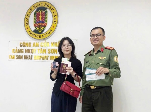 Nhiều tỉ đồng, vàng thất lạc được trao trả cho khách ở sân bay Tân Sơn Nhất