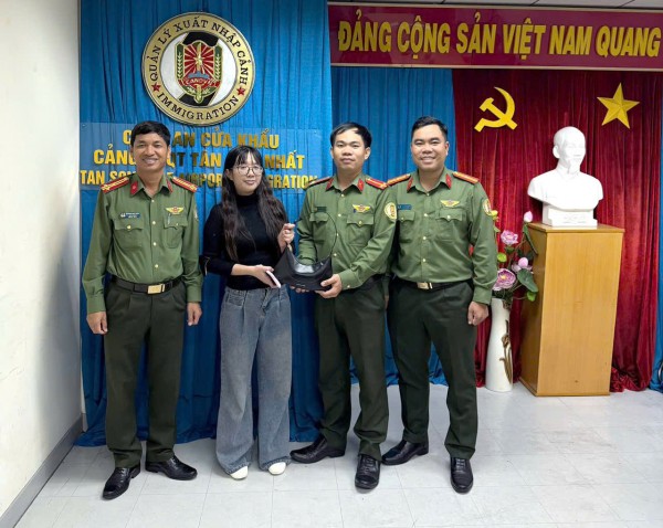 Nhiều tỉ đồng, vàng thất lạc được trao trả cho khách ở sân bay Tân Sơn Nhất