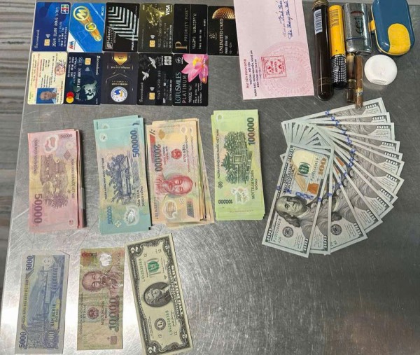 Nhiều tỉ đồng, vàng thất lạc được trao trả cho khách ở sân bay Tân Sơn Nhất