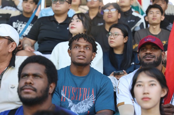 Lưu học sinh quốc tế cũng ‘bùng nổ’ trên khán đài TNSV THACO Cup 2026