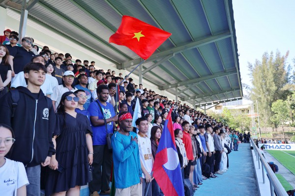 Lưu học sinh quốc tế cũng ‘bùng nổ’ trên khán đài TNSV THACO Cup 2026