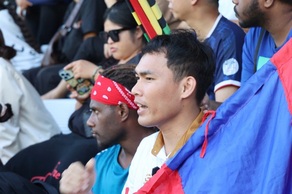 Lưu học sinh quốc tế cũng ‘bùng nổ’ trên khán đài TNSV THACO Cup 2026