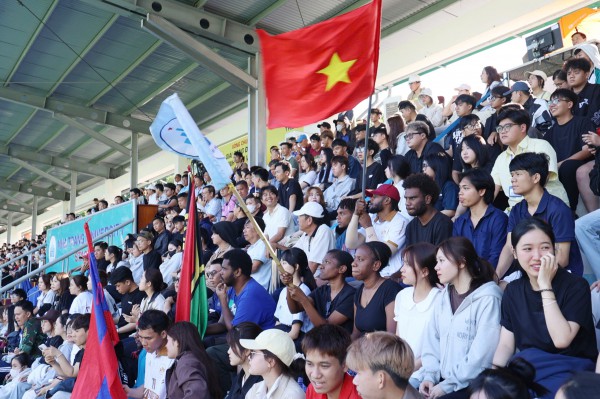 Lưu học sinh quốc tế cũng ‘bùng nổ’ trên khán đài TNSV THACO Cup 2026