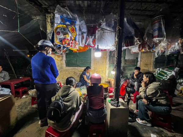 Quán bánh canh 'đồ mã' ở Huế: Khách tự bưng ghế, kiên nhẫn chờ