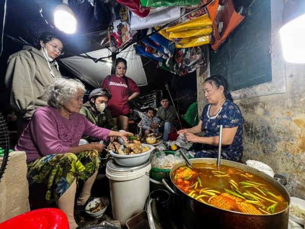 Quán bánh canh 'đồ mã' ở Huế: Khách tự bưng ghế, kiên nhẫn chờ