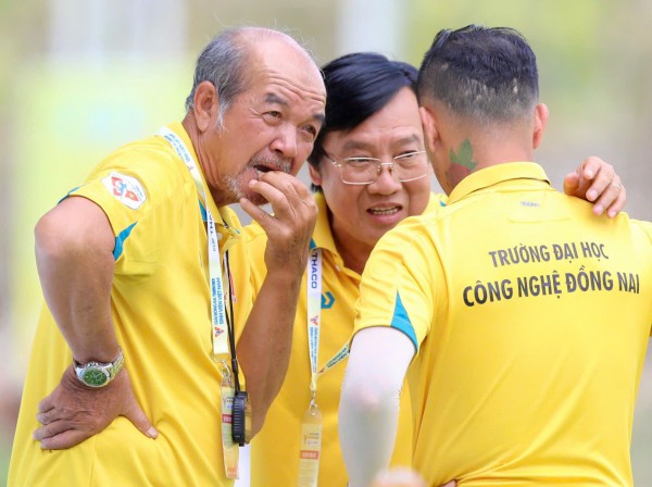 Lá thư của 'thầy giáo làng' cùng bí mật đằng sau đội bóng fair-play nhất giải