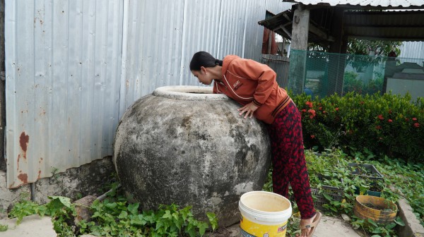 Ống nước kéo ngang nhà, người dân Biển Bạch vẫn chật vật mua từng lu nước