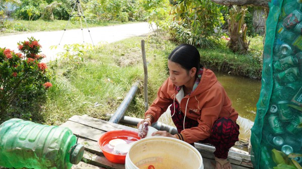 Ống nước kéo ngang nhà, người dân Biển Bạch vẫn chật vật mua từng lu nước