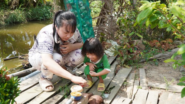 Ống nước kéo ngang nhà, người dân Biển Bạch vẫn chật vật mua từng lu nước