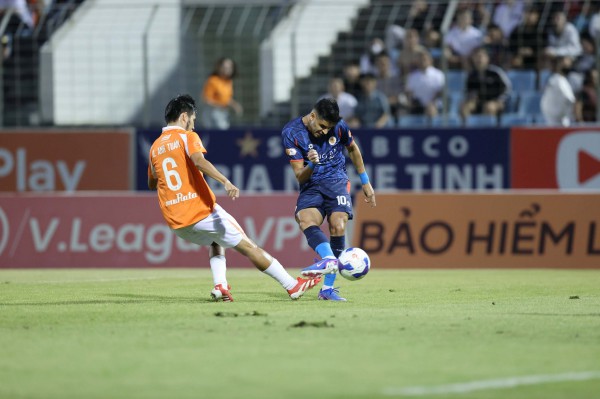 Nguyễn Filip 'xuất thần', CLB CAHN thắng hú vía Đà Nẵng: Ngôi đầu vững như bàn thạch còn HAGL ở đâu? Nguyễn Filip 'xuất thần', CLB CAHN thắng hú vía Đà Nẵng: Ngôi đầu vững như bàn thạch còn HAGL ở đâu?