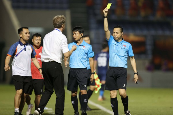 Nguyễn Filip 'xuất thần', CLB CAHN thắng hú vía Đà Nẵng: Ngôi đầu vững như bàn thạch còn HAGL ở đâu? Nguyễn Filip 'xuất thần', CLB CAHN thắng hú vía Đà Nẵng: Ngôi đầu vững như bàn thạch còn HAGL ở đâu?