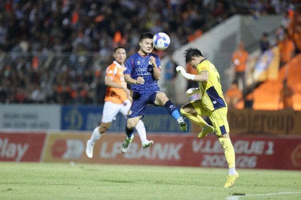 Nguyễn Filip 'xuất thần', CLB CAHN thắng hú vía Đà Nẵng: Ngôi đầu vững như bàn thạch còn HAGL ở đâu? Nguyễn Filip 'xuất thần', CLB CAHN thắng hú vía Đà Nẵng: Ngôi đầu vững như bàn thạch còn HAGL ở đâu?