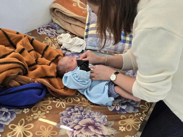 Bé gái sơ sinh bị bỏ rơi trong chòi rẫy cà phê ở Gia Lai Bé gái sơ sinh bị bỏ rơi trong chòi rẫy cà phê ở Gia Lai