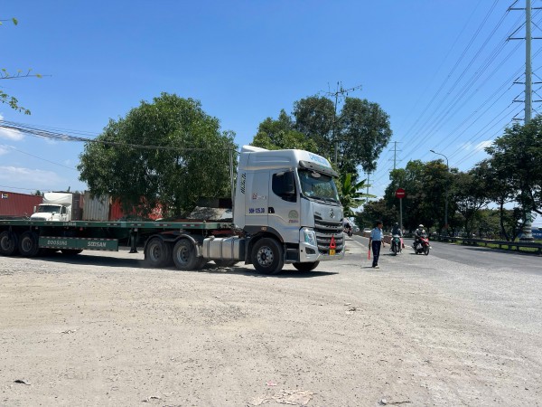 Loạt bãi xe trái phép đường Võ Chí Công: Không lẽ bó tay? Loạt bãi xe trái phép đường Võ Chí Công: Không lẽ bó tay?