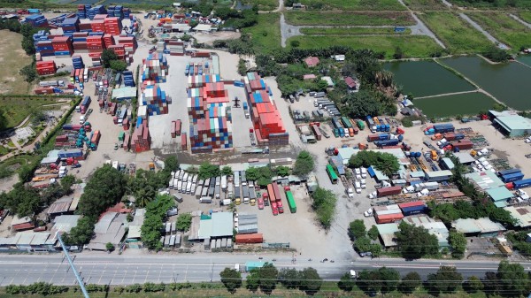 Loạt bãi xe trái phép đường Võ Chí Công: Không lẽ bó tay? Loạt bãi xe trái phép đường Võ Chí Công: Không lẽ bó tay?