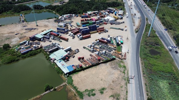 Loạt bãi xe trái phép đường Võ Chí Công: Không lẽ bó tay? Loạt bãi xe trái phép đường Võ Chí Công: Không lẽ bó tay?