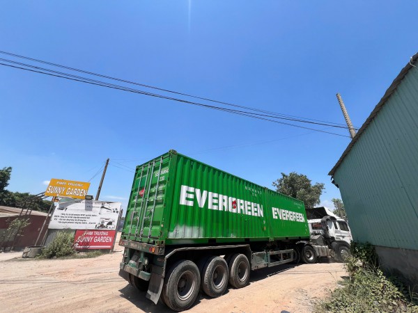 Loạt bãi xe trái phép đường Võ Chí Công: Không lẽ bó tay? Loạt bãi xe trái phép đường Võ Chí Công: Không lẽ bó tay?