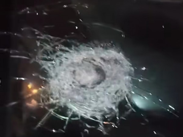 Nghi bị ném đá, hàng loạt xe tải vỡ kính trên cao tốc qua Quảng Trị