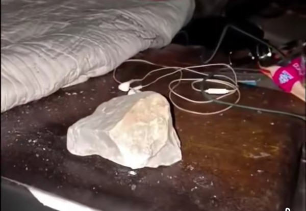 Nghi bị ném đá, hàng loạt xe tải vỡ kính trên cao tốc qua Quảng Trị