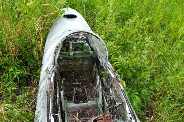 Cận cảnh máy bay MiG-21 bị 'bỏ quên' nhiều năm giữa khu dân cư Cà Mau Cận cảnh máy bay MiG-21 bị 'bỏ quên' nhiều năm giữa khu dân cư Cà Mau