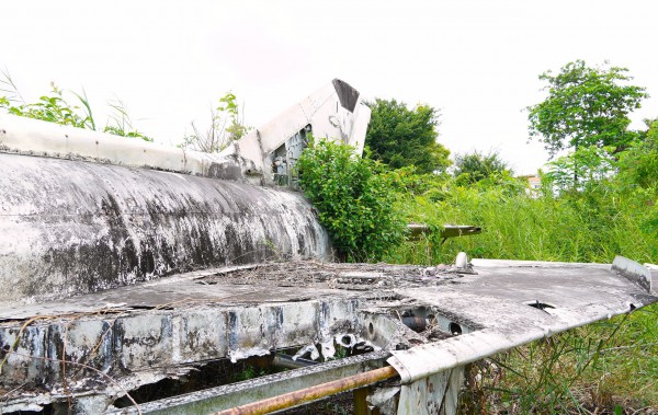 Cận cảnh máy bay MiG-21 bị 'bỏ quên' nhiều năm giữa khu dân cư Cà Mau Cận cảnh máy bay MiG-21 bị 'bỏ quên' nhiều năm giữa khu dân cư Cà Mau