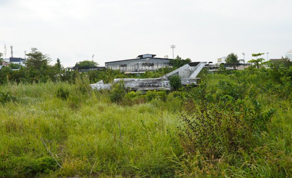 Cận cảnh máy bay MiG-21 bị 'bỏ quên' nhiều năm giữa khu dân cư Cà Mau Cận cảnh máy bay MiG-21 bị 'bỏ quên' nhiều năm giữa khu dân cư Cà Mau