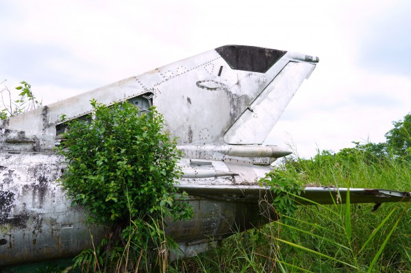 Cận cảnh máy bay MiG-21 bị 'bỏ quên' nhiều năm giữa khu dân cư Cà Mau Cận cảnh máy bay MiG-21 bị 'bỏ quên' nhiều năm giữa khu dân cư Cà Mau