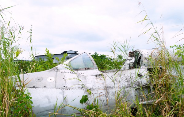 Cận cảnh máy bay MiG-21 bị 'bỏ quên' nhiều năm giữa khu dân cư Cà Mau Cận cảnh máy bay MiG-21 bị 'bỏ quên' nhiều năm giữa khu dân cư Cà Mau